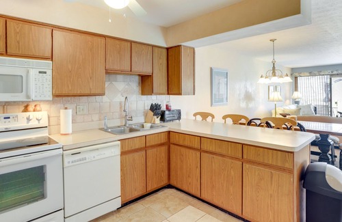 Port Clinton Condo | Port Clinton Condo w/ Community Pool & Hot Tub!