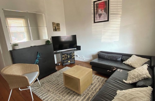 Port Melbourne House | Port Melbourne - Centrally located 2 bedroom cottage - private quiet locallity