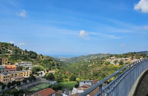 Monforte San Giorgio House | Portaterra - Spaziosa Casa con Bella Vista e Giardino