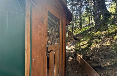 Bear Creek House | Porter’s Perch – Rustic Yurt Stay Near Seward