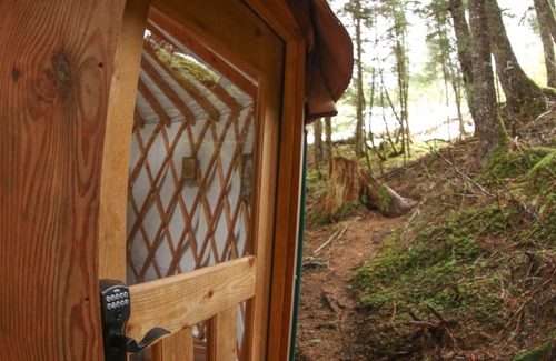 Bear Creek House | Porter’s Perch – Rustic Yurt Stay Near Seward