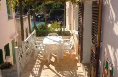 Porticciolo House | Porticciolo: 14 yards from the water, in a dreamy little mediterranean village, the countryside by the sea, village house maintained with care. The beach is a 5 minutes walk away.