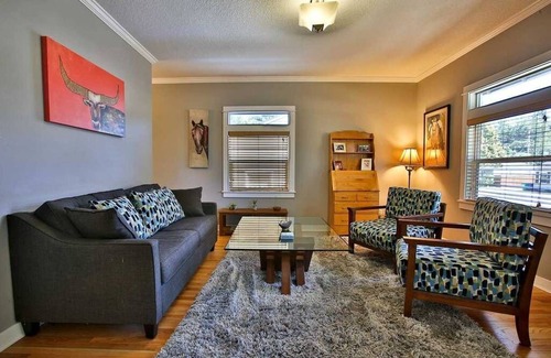 Montavilla House | Portland Bungalow Near Shops, restaurants and airport!