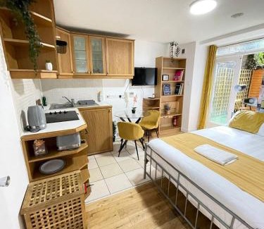 Colville Apartment | Portobello Road Artistic Studios 'BUDGET'
