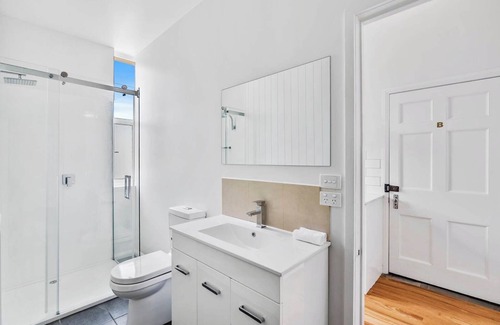 Battery Point Apartment | Portsea Place - Chic queen studio and parking