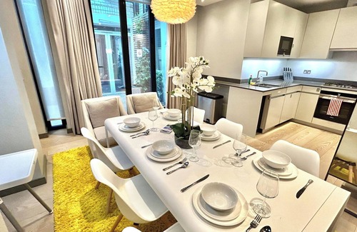 City of Westminster Apartment | Posh 3-Bed, 3-Bath flat with Patio & Indoor Fireplace in Marylebone, Hyde Park