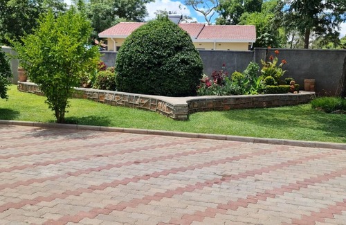 Bulawayo Apartment | Posh 3 Bed Guesthouse in Hillside With Pool - 2039