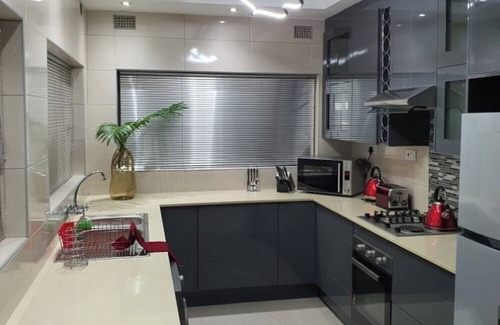 Bulawayo Apartment | Posh 3 bedroomed guesthouse in Hillside with pool - 2039