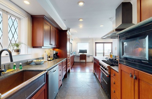 Diamond Head - Kapahulu - St. Louis House | Posh, beachfront gingerbread home with 3 lanais- walk to parks, dining, tennis