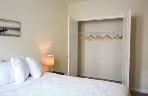 Hillsborough Apartment | Posh large 2 bedroom with den ( with two twin beds) 2 bathroom, Somerset County