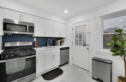 Elizabeth House | Posh Living Condo sleeps 7