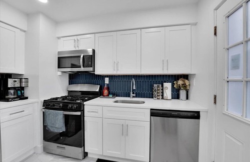 Elizabeth House | Posh Living Condo sleeps 7