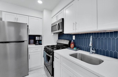 Elizabeth House | Posh Living Condo sleeps 7