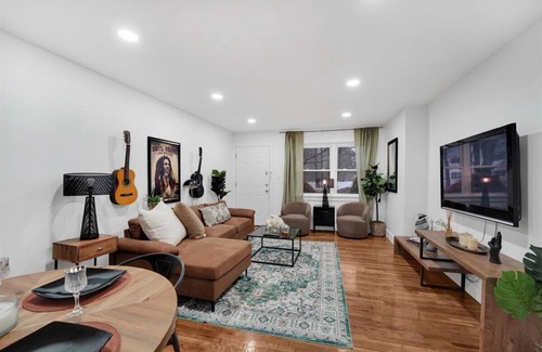 Elizabeth House | Posh Living Condo sleeps 7