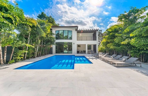 Coral Terrace House | Posh & Modern Villa with Pool