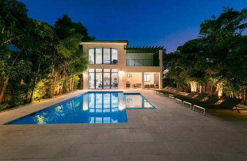 Coral Terrace House | Posh & Modern Villa with Pool