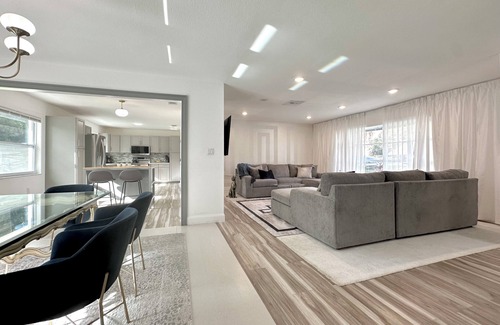Ocala House | Posh Playhouse-Fenced Retreat-Gym-PingPong-King Beds-Fully Equipped-250Mbps WiFi