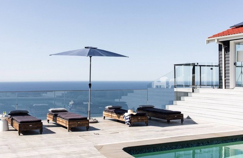 Otford Apartment | Positioned on a clifftop, this luxury beach house enjoys ocean views.