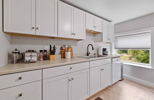 Bradford House | Post & Beam - 4 Bedroom 1 Bath Home On Pond - Shared 4 Bedrooms Available