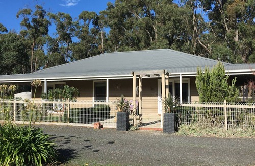 Ross Creek Cottage | Post Office Cottage- relax in peaceful surrounds.