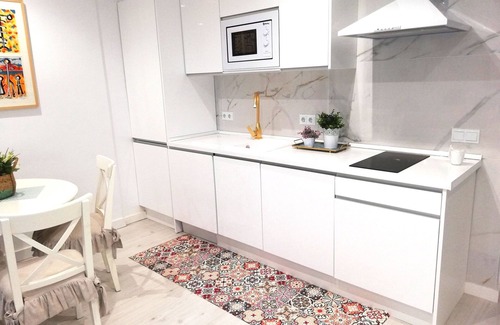 Ensanche Diputacion Apartment | Postiguet Beach apartment with a huge window overlooking the Marina