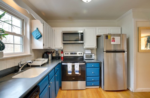 Crown Heights House | Poughkeepsie Retreat w/ Deck + Gas Grill!