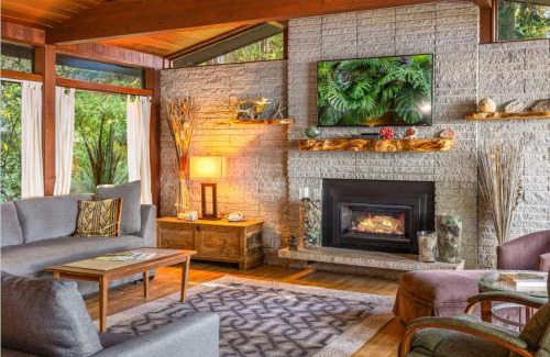 Port Gamble House | Poulsbo Waterfront Lodge with Game Room Library