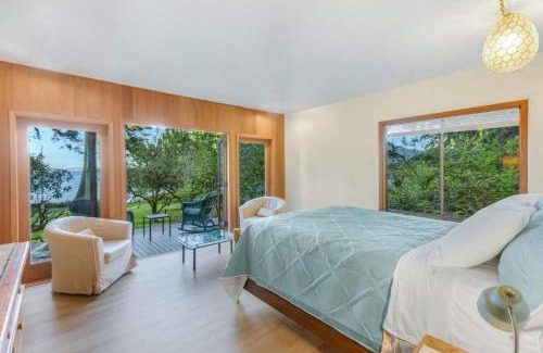 Port Gamble House | Poulsbo Waterfront Lodge with Game Room Library