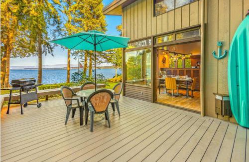 Port Gamble House | Poulsbo Waterfront Lodge with Game Room Library