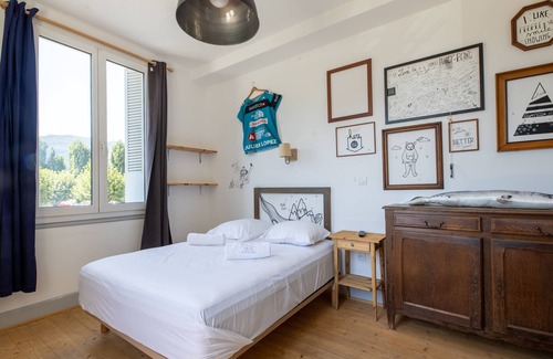 Aix-les-Bains Hotel | Pour 19 Personnes : 9 Chambres + bar + Sonorisation + Terrasses + Jeux D'enfants