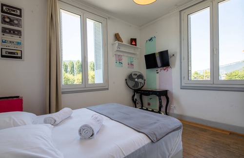 Aix-les-Bains Hotel | Pour 19 Personnes : 9 Chambres + bar + Sonorisation + Terrasses + Jeux D'enfants