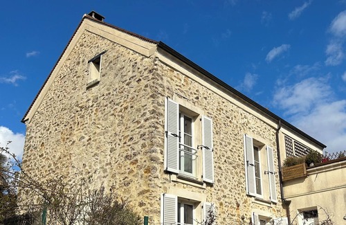 Feucherolles Bed & Breakfast | Pour les J O 16 jours. 375 € /jours Maison village CHAMBRE. 1 chien accepté