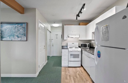 Big White Ski Resort Apartment | Powder Pointe | Hot Tub & Ski In/Ski Out