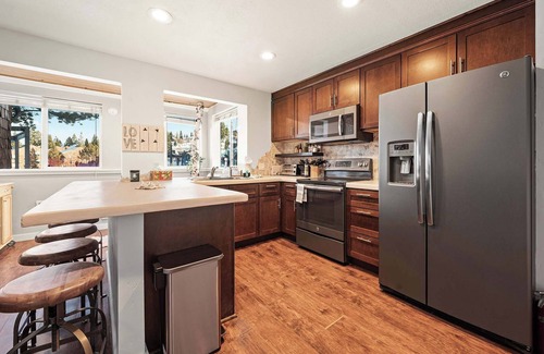 Truckee Condo | Powder Run Retreat – Modern Stay for 6 With On-site Ski Access & Mountain Views