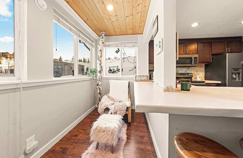 Truckee Condo | Powder Run Retreat – Modern Stay for 6 With On-site Ski Access & Mountain Views