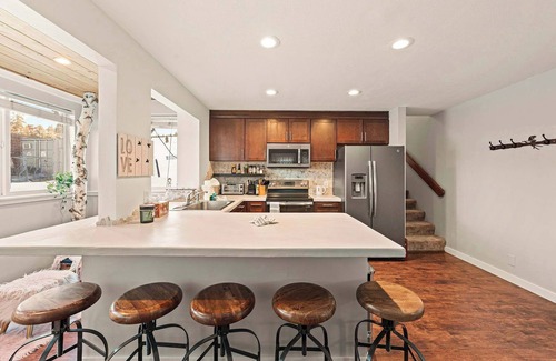 Truckee Condo | Powder Run Retreat – Modern Stay for 6 With On-site Ski Access & Mountain Views