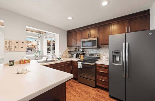 Truckee Condo | Powder Run Retreat – Modern Stay for 6 With On-site Ski Access & Mountain Views
