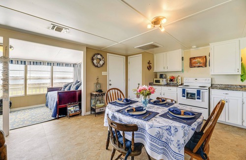 Port Lavaca House | Powderhorn Lake House w/Grill + Water Views!