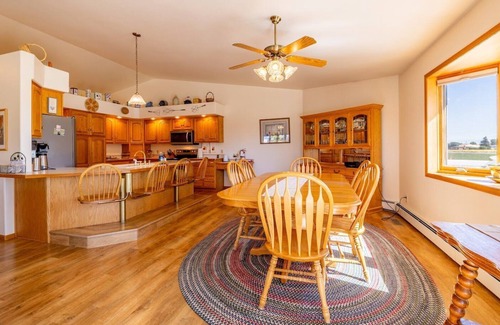 Powell House | Powell Farmstead Retreat- rural setting in town, dog friendly
