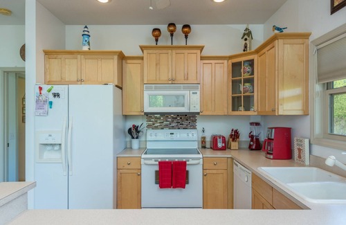 Burnsville Cabin | Power, Water & WiFi Soon! Mtn Vista, Fire Pit, Gas Logs, Close Burnsville & AVL!