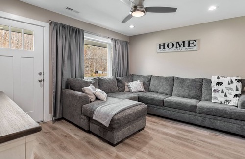 Swannanoa House | Power & Water Working, No Internet or Cell Service, Pet Friendly