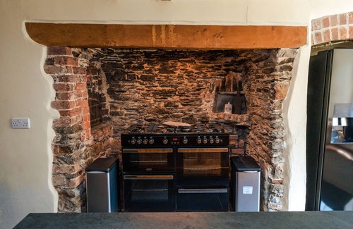 Braunton House | Poyers Thatched Farmhouse with Hot Tub
