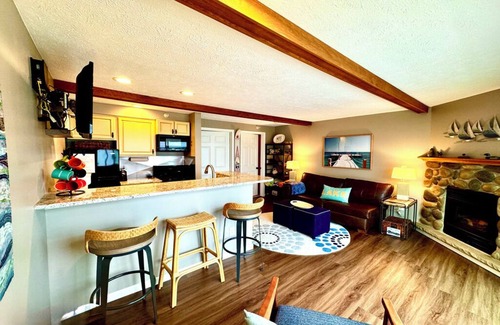 Onekama Condo | PPI Lakefront condo-HOT TUB OPEN ALL WINTER! Ski Crystal Mountain, One Bdrm.