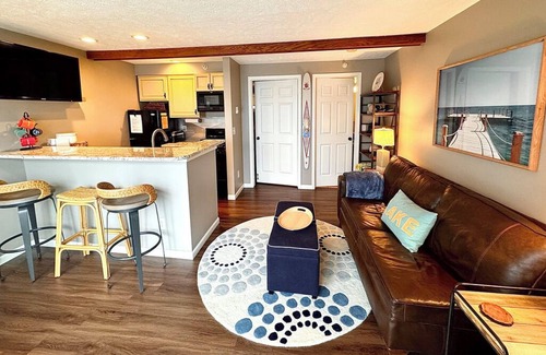 Onekama Condo | PPI Lakefront condo-HOT TUB OPEN ALL WINTER! Ski Crystal Mountain, One Bdrm.