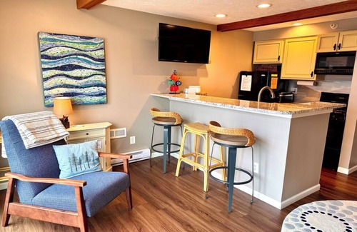 Onekama Condo | PPI Lakefront condo-HOT TUB OPEN ALL WINTER! Ski Crystal Mountain, One Bdrm.