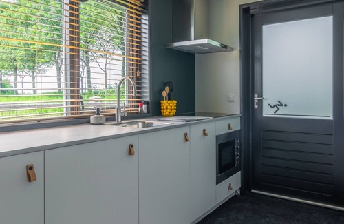 Hantum House | Prachtig Huisje in het Groen met Uitzicht Over de Landerijen, aan de Waddenkust