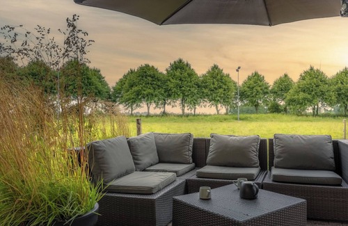 Hantum House | Prachtig Huisje in het Groen met Uitzicht Over de Landerijen, aan de Waddenkust