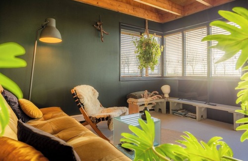 Hantum House | Prachtig Huisje in het Groen met Uitzicht Over de Landerijen, aan de Waddenkust