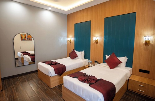 Sanwer Hotel | Pravasa Stay Near Luv Kush Square