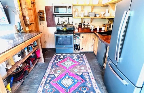 Downsville House | Pravite Cottage in the Woods